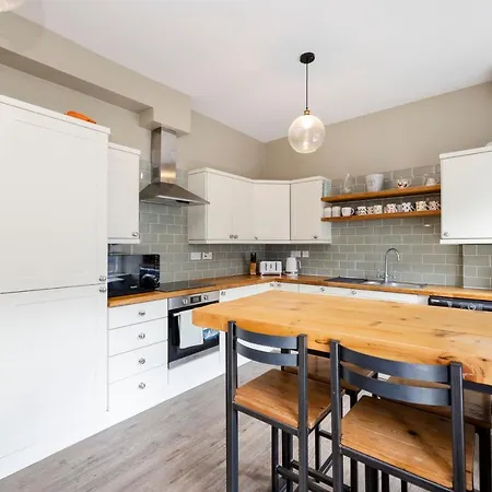 Elegant 2-bedroom In Centre *