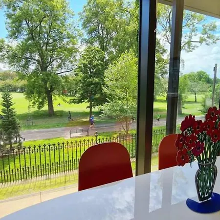 The Simpson - Luxury 2 Bed - Private Parking Apartment *