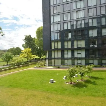 The Simpson - Luxury 2 Bed - Private Parking Apartment Edinburgh
