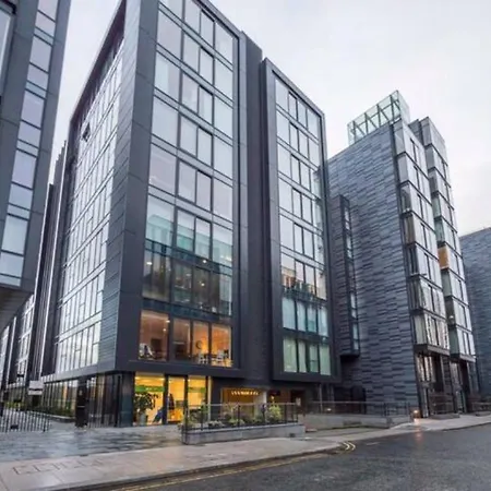 The Simpson - Luxury 2 Bed - Private Parking Apartment Edinburgh