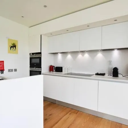 The Simpson - Luxury 2 Bed - Private Parking * Edinburgh