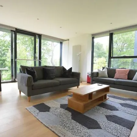 The Simpson - Luxury 2 Bed - Private Parking Edinburgh