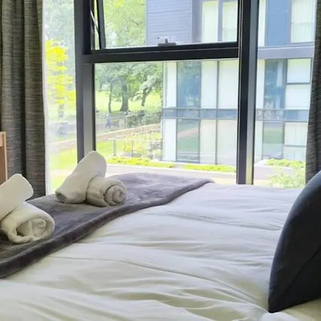 The Simpson - Luxury 2 Bed - Private Parking 아파트