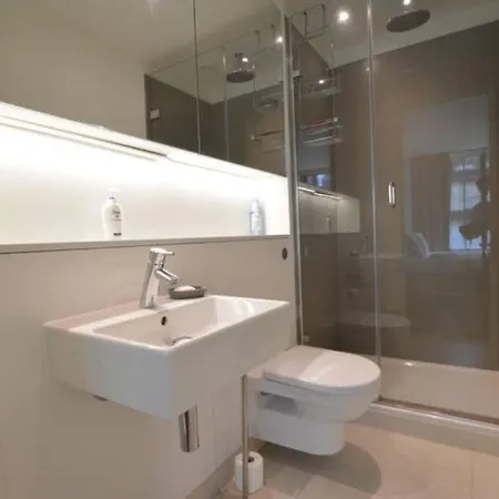 The Simpson - Luxury 2 Bed - Private Parking Apartment Edinburgh