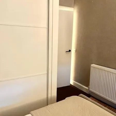 Apartment Large 2 Bedroom, Ground Floor Flat, Close To *