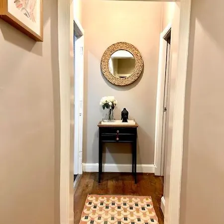 Large 2 Bedroom, Ground Floor Flat, Close To Apartament *