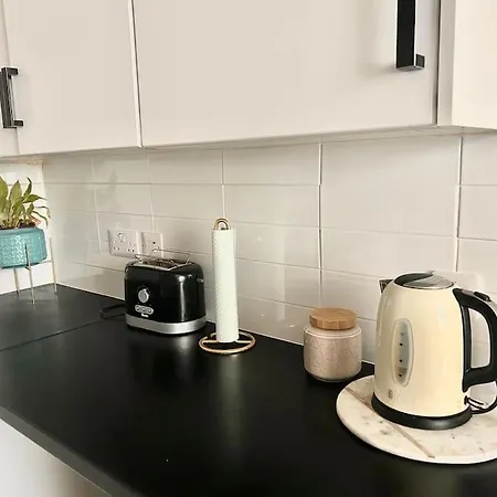 Large 2 Bedroom, Ground Floor Flat, Close To Apartment