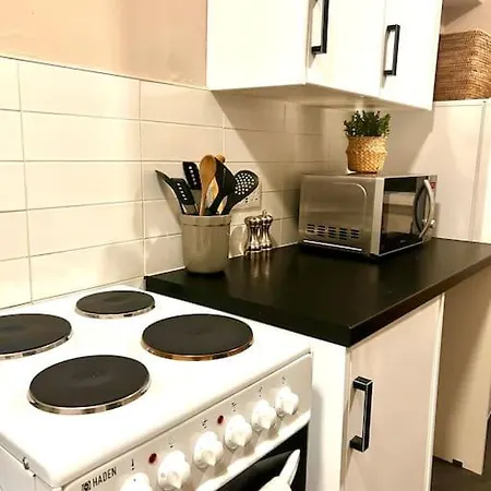 Large 2 Bedroom, Ground Floor Flat, Close To Apartment Edinburgh