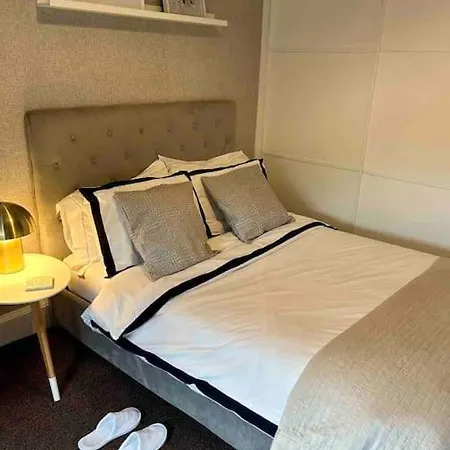 Large 2 Bedroom, Ground Floor Flat, Close To *