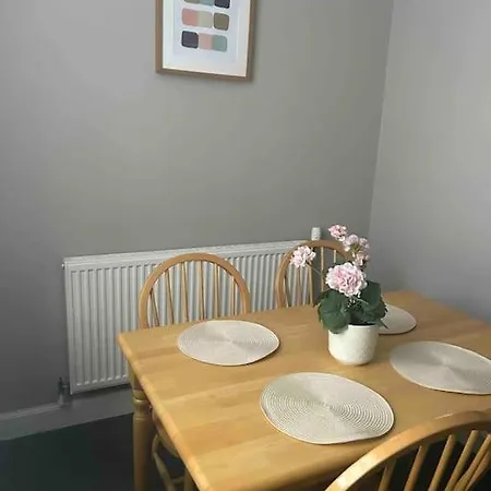 Large 2 Bedroom, Ground Floor Flat, Close To Apartament