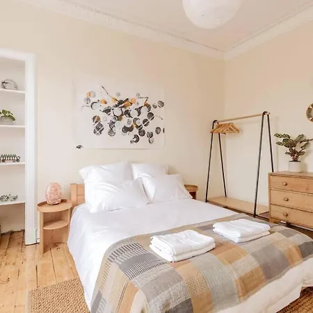 Castle Views! Stylish 2bd Flat, Sleeps 4 Apartment