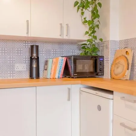 Castle Views! Stylish 2bd Flat, Sleeps 4 *