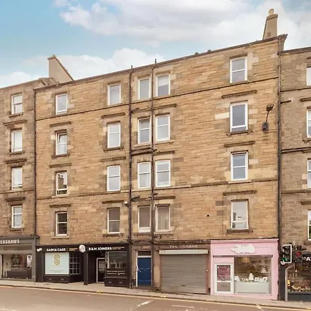 Castle Views! Stylish 2bd Flat, Sleeps 4 * Edinburgh
