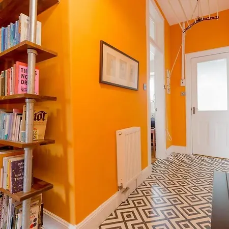 Castle Views! Stylish 2bd Flat, Sleeps 4 Apartment