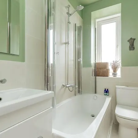 Castle Views! Stylish 2bd Flat, Sleeps 4