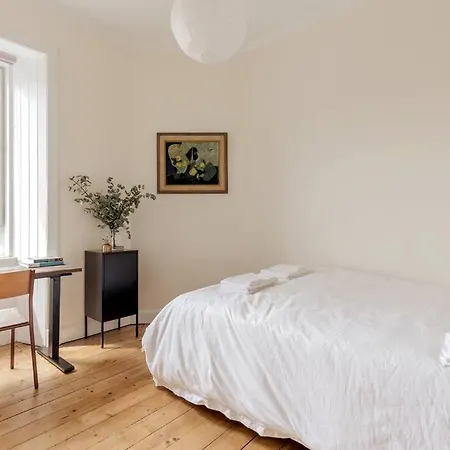 Apartment Castle Views! Stylish 2bd Flat, Sleeps 4