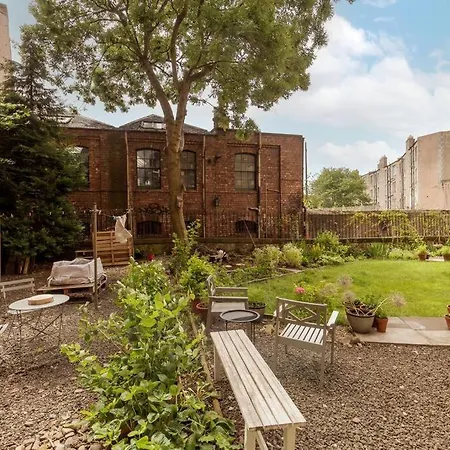 Castle Views! Stylish 2bd Flat, Sleeps 4 Apartment Edinburgh