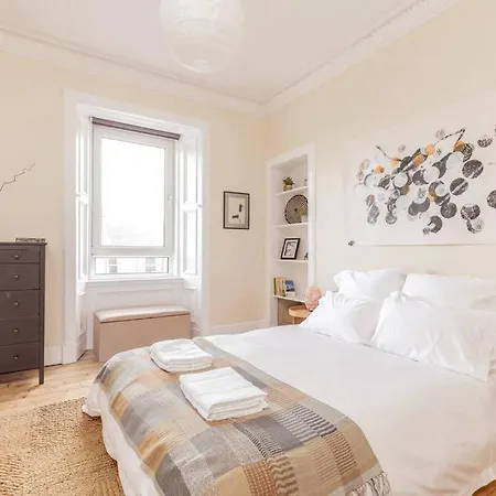 Castle Views! Stylish 2bd Flat, Sleeps 4 * Edinburgh