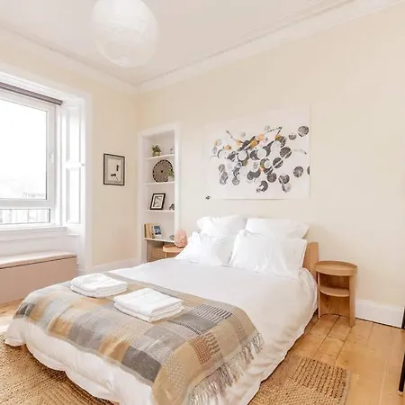 Castle Views! Stylish 2bd Flat, Sleeps 4 * Edinburgh