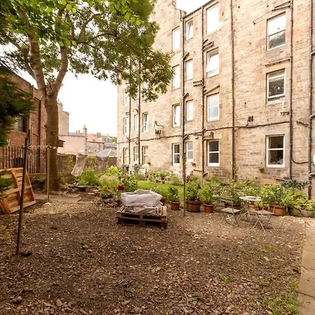 Castle Views! Stylish 2bd Flat, Sleeps 4 * Edinburgh