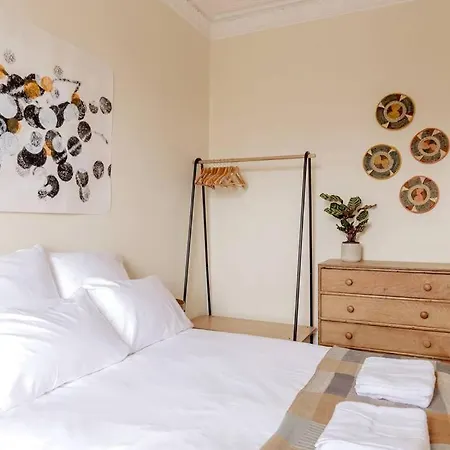 Castle Views! Stylish 2bd Flat, Sleeps 4 Apartment Edinburgh