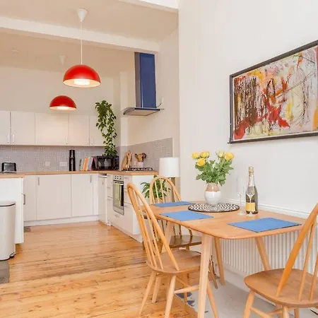 Castle Views! Stylish 2bd Flat, Sleeps 4 Edinburgh