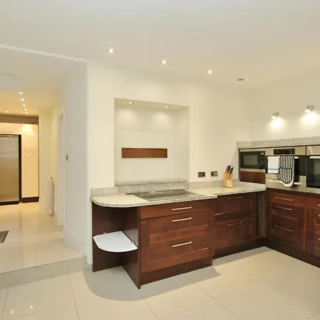 Elegant 3-bedroom Ramsay Garden In Centre 아파트 에든버러