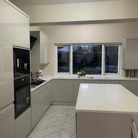 One Bedroom In Spacious Bungalow, Free Parking & Private Entrance *