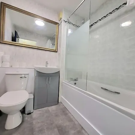 Harrismith Place By Sensational Short Lets & Serviced With Free Parking & Wi-fi