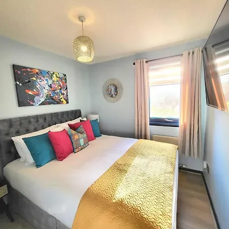 Harrismith Place By Sensational Short Lets & Serviced With Free Parking & Wi-fi Apartment *