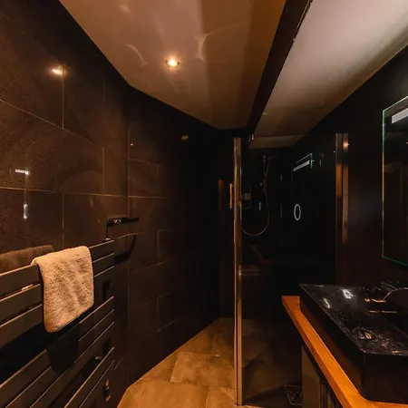 Superb Luxury Quality Central On Canal Apartment