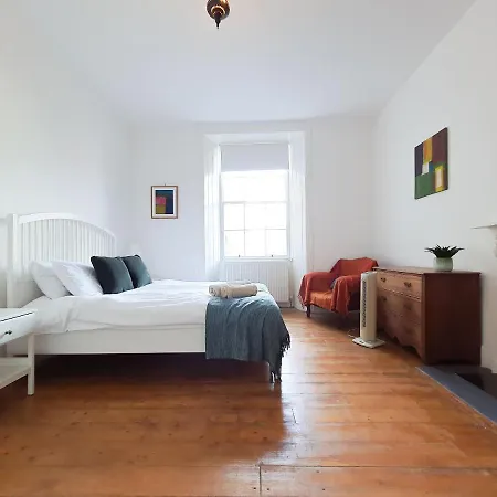 Charming Old Town Apartment *