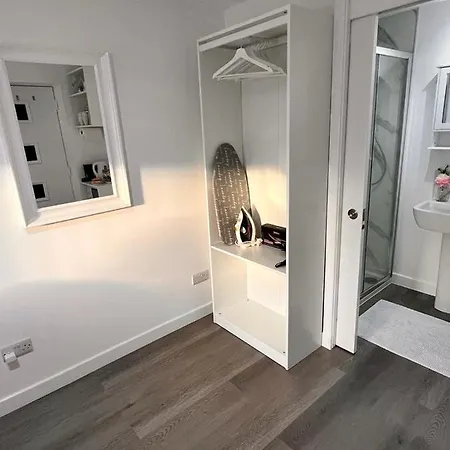 En-suite With Independent Entrance. Pensión