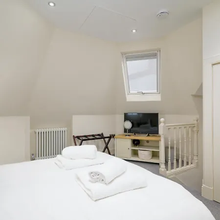 Апартаменты Pass The Keys Historic Ramsay Garden With Balcony Views *