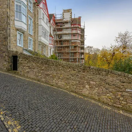 Pass The Keys Historic Ramsay Garden With Balcony Views Эдинбург