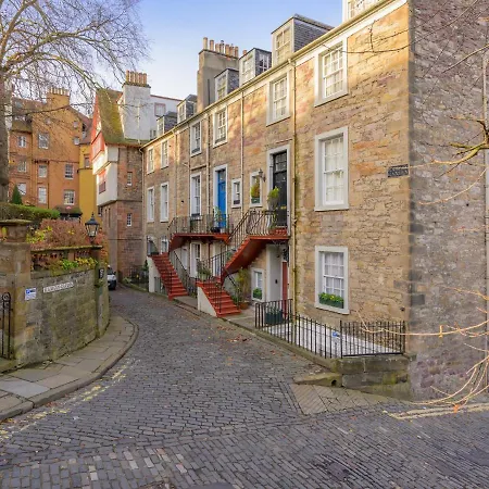 Historic Ramsay Garden Apt With Balcony Views - Pass The Keys Édimbourg