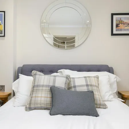 Historic Ramsay Garden Apt With Balcony Views - Pass The Keys *