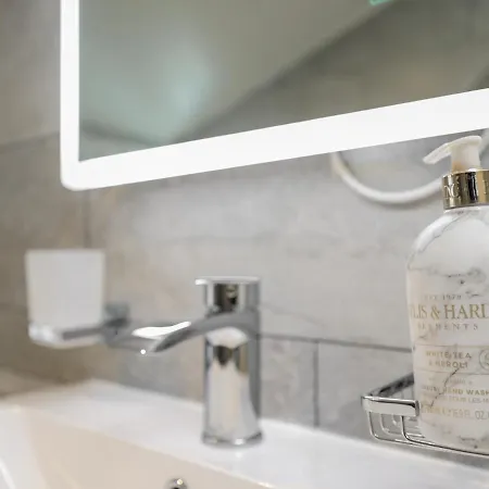 Historic Ramsay Garden Apt With Balcony Views - Pass The Keys Lägenhet *