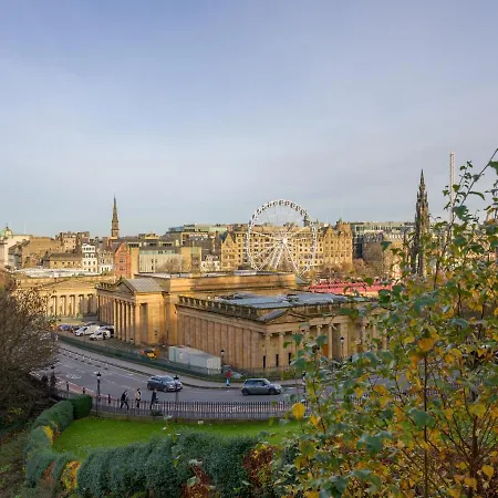 Lägenhet Historic Ramsay Garden Apt With Balcony Views - Pass The Keys Edinburg