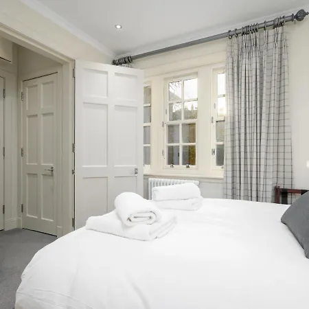 Historic Ramsay Garden Apt With Balcony Views - Pass The Keys *