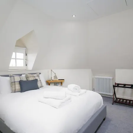 Historic Ramsay Garden With Balcony Views - Pass The Keys Appartement Édimbourg
