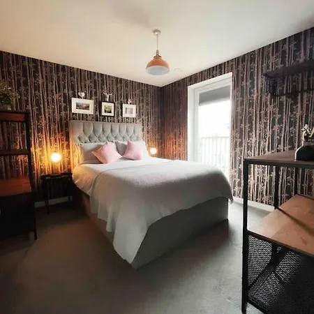 Gorgeous 3 Bed House Free Parking & Garden