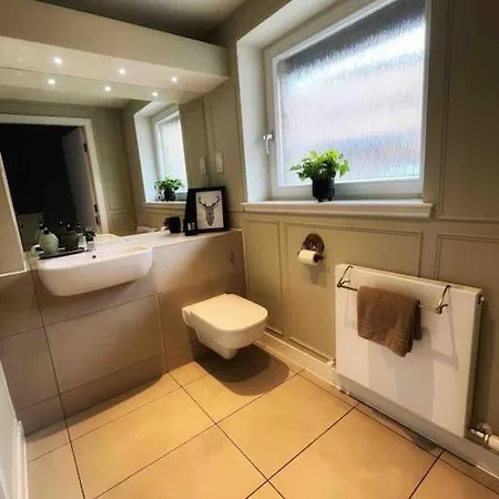 Gorgeous 3 Bed House Free Parking & Garden Holiday home *