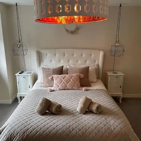 Gorgeous 3 Bed House Free Parking & Garden * Edinburgh