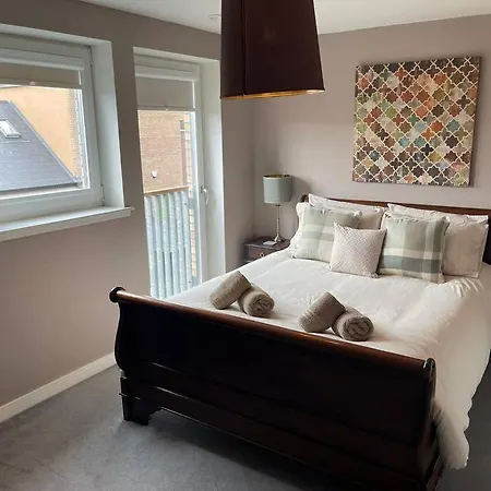 Gorgeous 3 Bed House Free Parking & Garden Holiday home