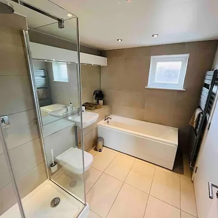 Gorgeous 3 Bed House Free Parking & Garden *