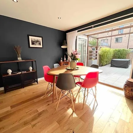 Gorgeous 3 Bed House Free Parking & Garden