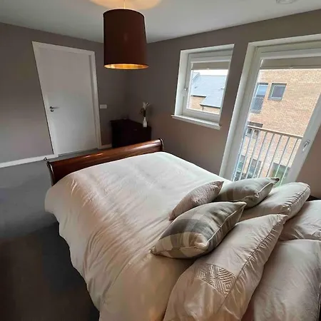 Gorgeous 3 Bed House Free Parking & Garden
