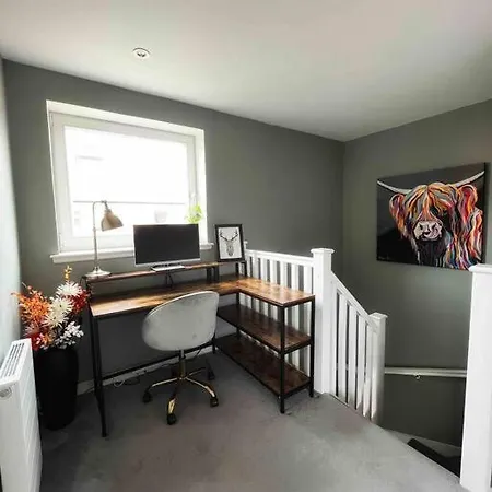 Gorgeous 3 Bed House Free Parking & Garden * Edinburgh