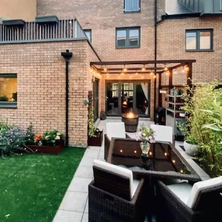 Gorgeous 3 Bed House Free Parking & Garden *